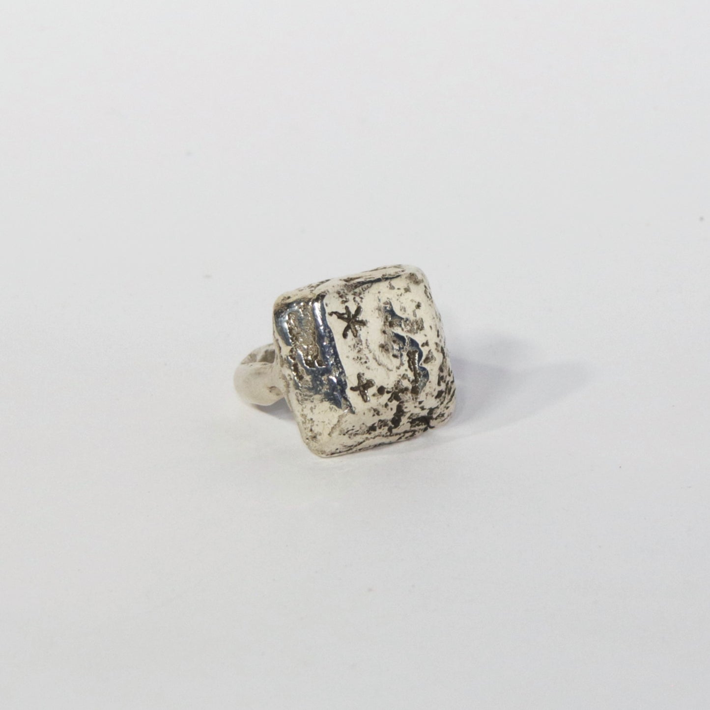 Tecla ring